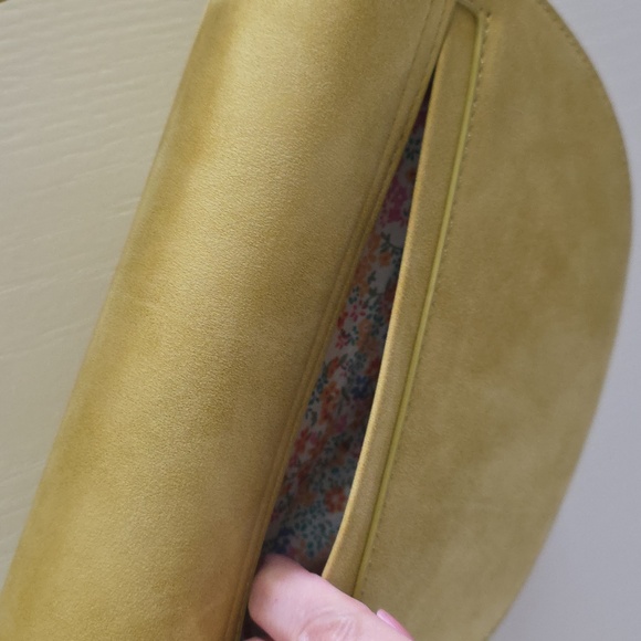 Yellow Crossbody Bag With Removable Stap - Picture 5 of 7